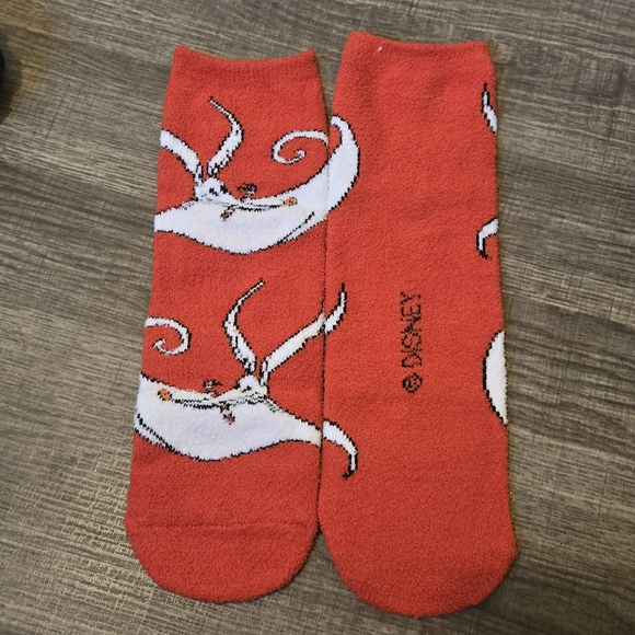 🍒🍒 Zero's Fuzzy Socks - Picture 4 of 6